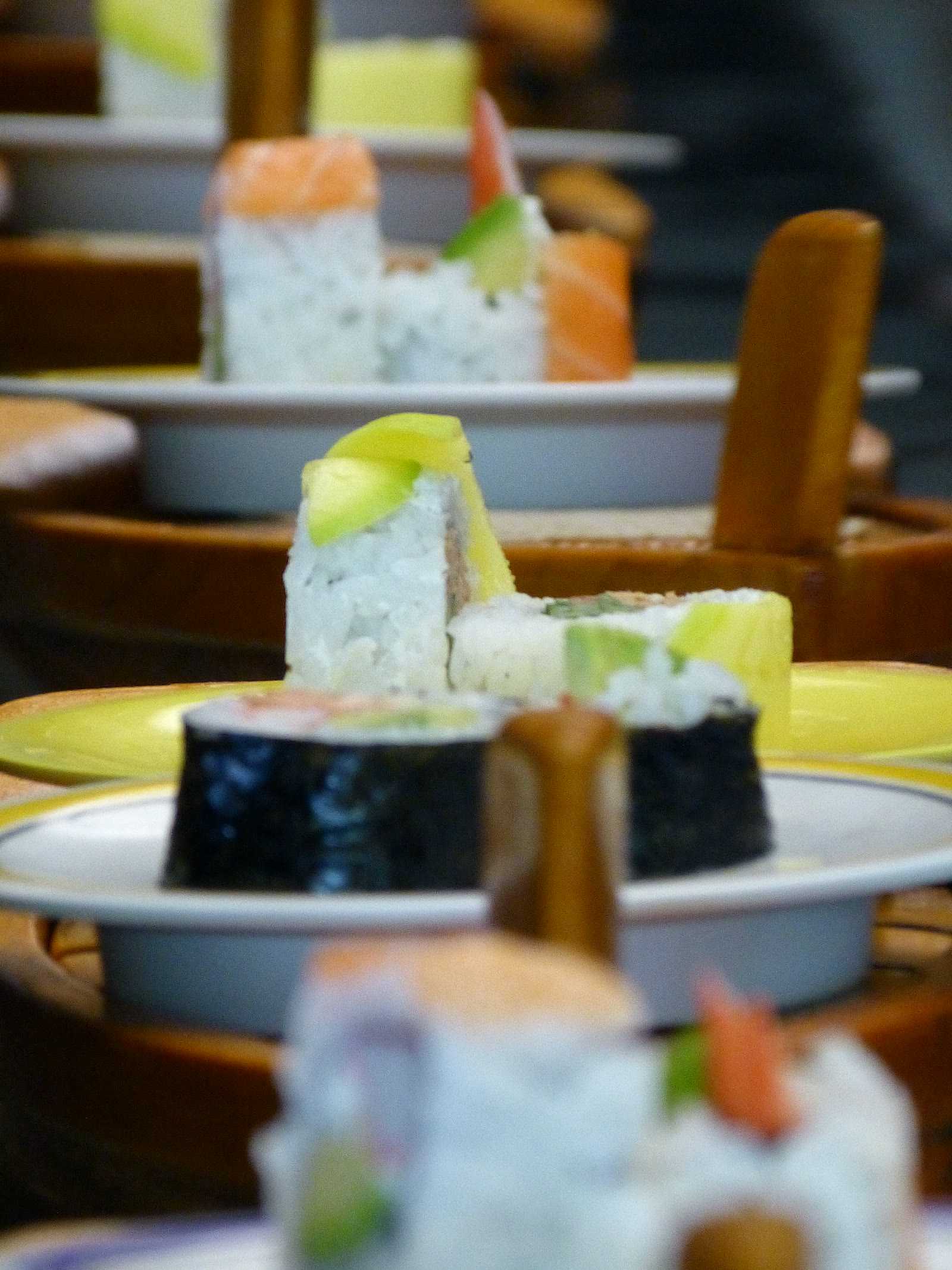 Sushi auf dem Running-Sushi-Wasserband