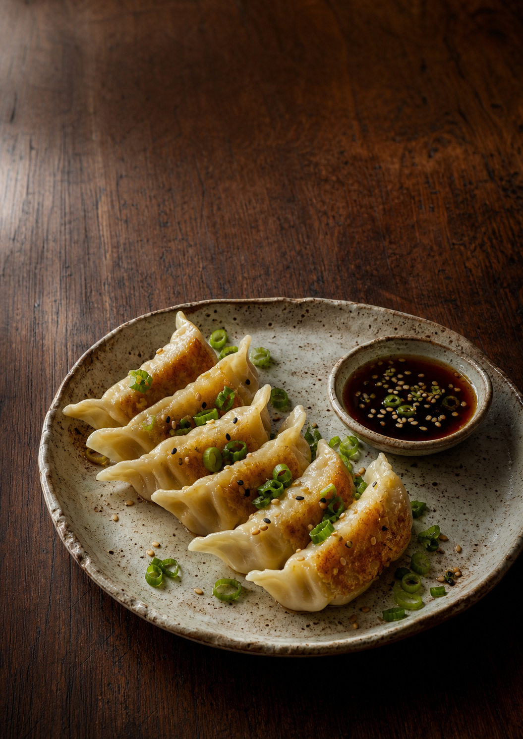 Gyoza in einer asiatischen Tischszene