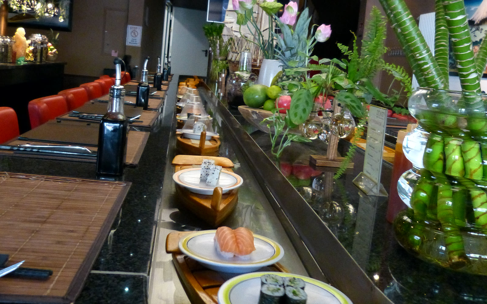 Running Sushi auf einem Wasserband mit kleinen Schiffchen, Maki-Sushi, Nigiri-Sushi und Desserts bei ZENZI Friedberg